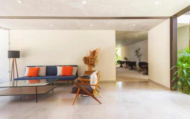 Studio wterrace, hammock, and pool access