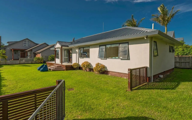Sunlight Bach - Whitianga Holiday Home