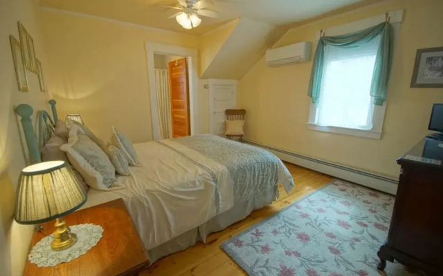 Tuckernuck Inn
