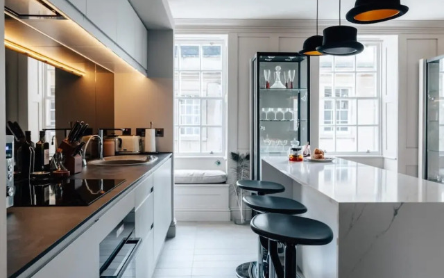 Modern Stylish Central Bath Apartment