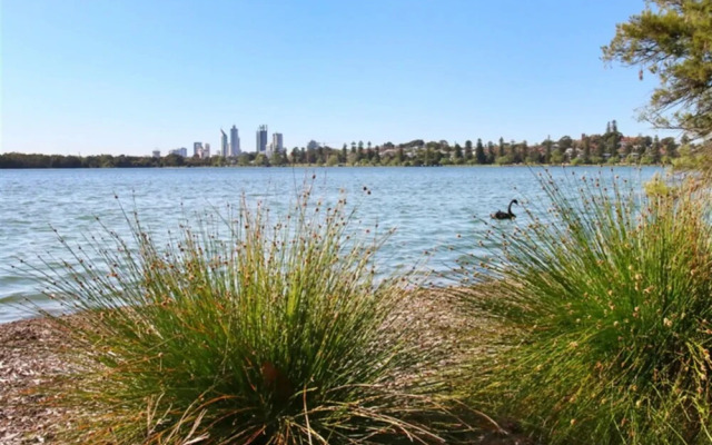 Spacious Home In Mount Hawthorn Next To Lake Monger