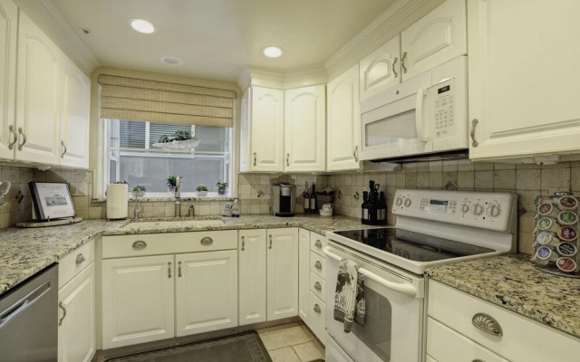 150 Ocean View 2 Bedroom Condo by Redawning