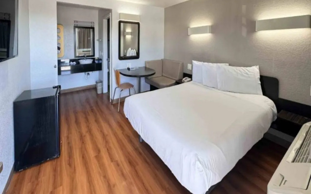 Motel 6 Ontario, CA - Airport