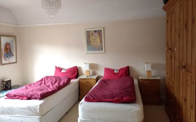 Three Bedroom Home With Garden in Brighton