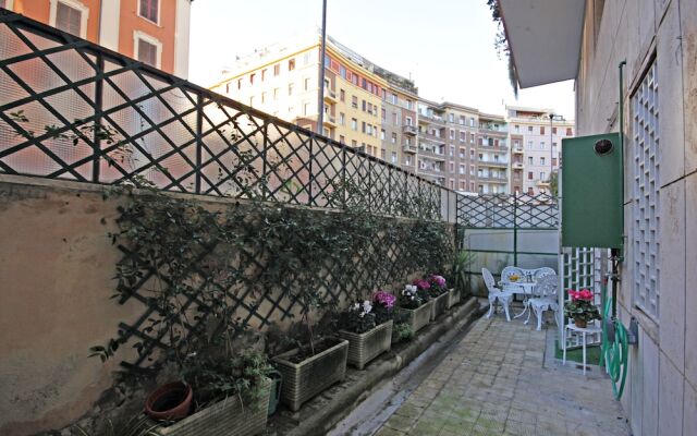 Cozy & Lively Vatican Apartment