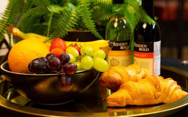 Luxury City Centre Getaway - Prime Location Sleeps 7!