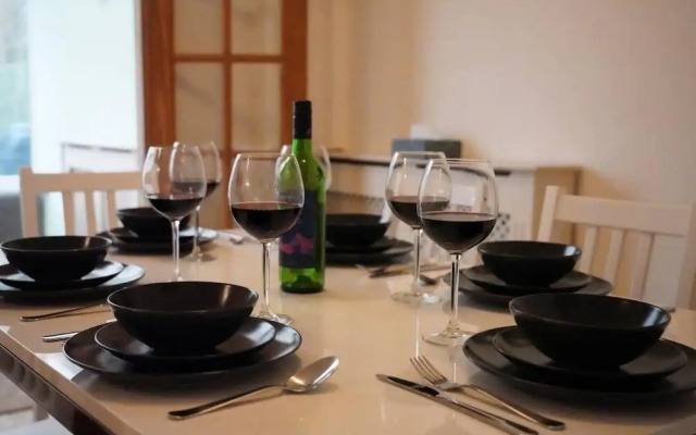 Captivating 4-bed House in Milton Keynes