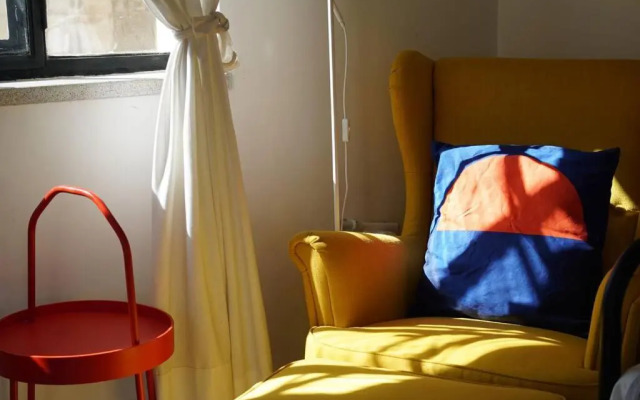 Inspiring 3Bed Unit with Sunny Balcony & Fireplace