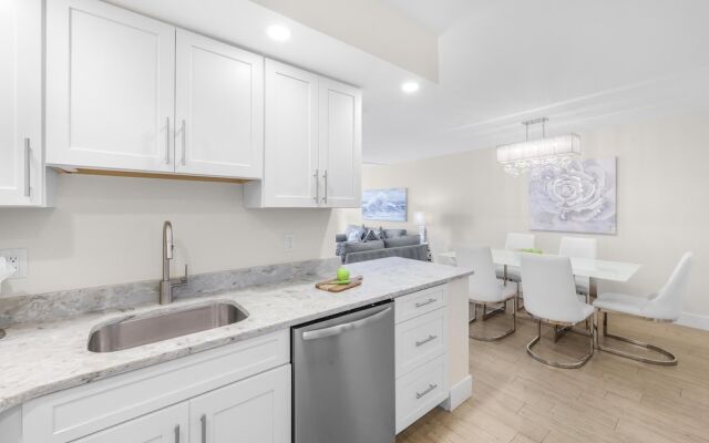 Inviting Condo on Beach With Pool and Tennis Courts