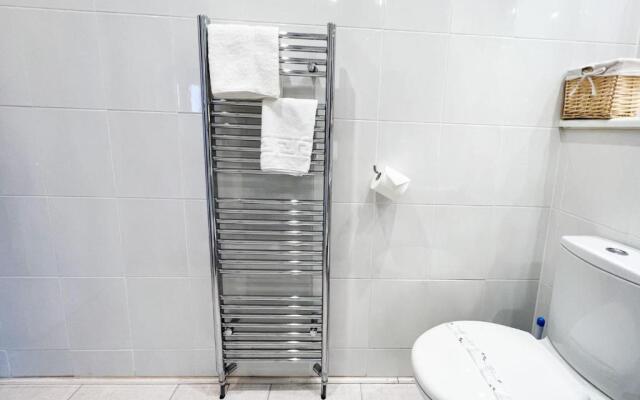 A Spacious Flat with Character - Private Car Space