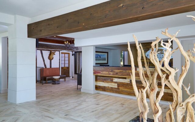 Fredericksburg Inn & Suites