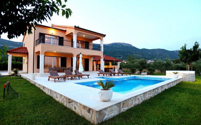 Luxury Secluded Villa w. Pool, Jacuzzi and Garden