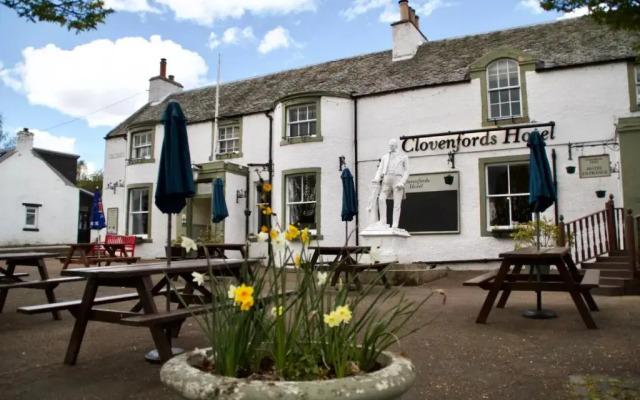 OYO Clovenfords Hotel