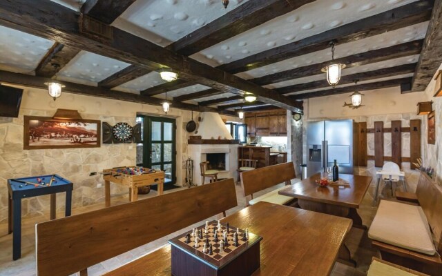 Amazing Home in Makarska with Hot Tub, Sauna & WiFi