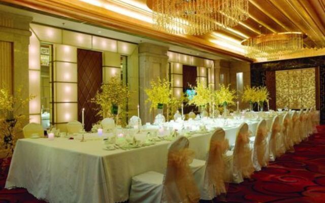 Luxemon Xinjiang Hongfu Hotel