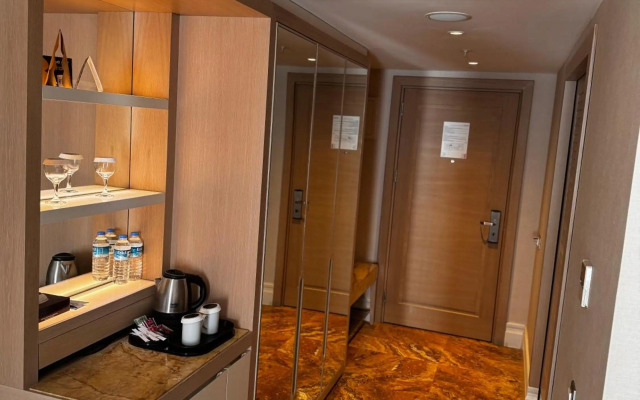 Charisma De Luxe Hotel