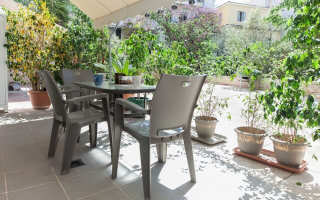 Modern 2 Bd Kipseli Hideaway Patio Apt