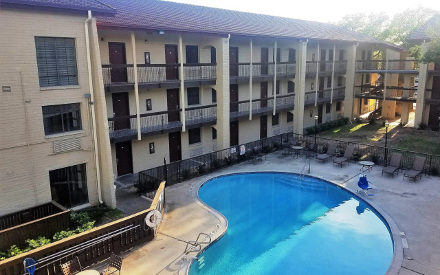 Red Roof Inn & Suites Houston - Hobby Airport