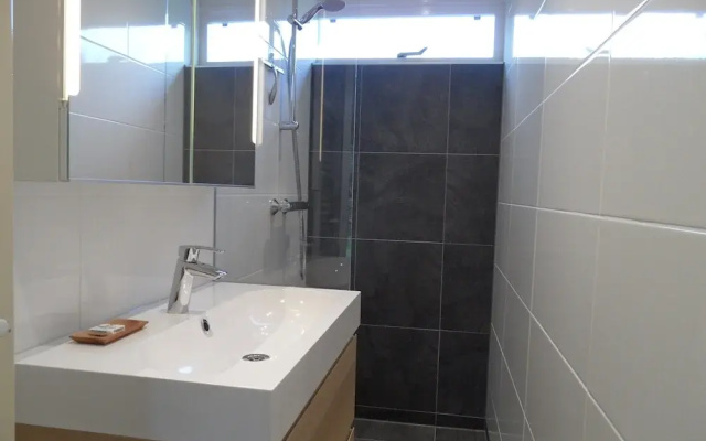 Cozy Holiday Home with Hot Tub in Lauwersoog by Lake