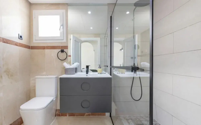 2 Bedroom, 2 Bathroom Penthouse Apartment