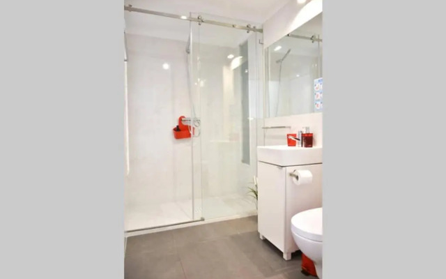 NEW!Central w/ sunny terrace - 9 min walk Trindade