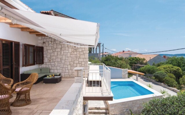 Awesome Home in Nova With Wifi and 4 Bedrooms