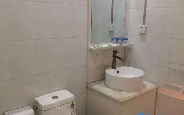 Zhengzhou Junyue Fashion Hotel (Yutong Company Huanghe Nursing College)