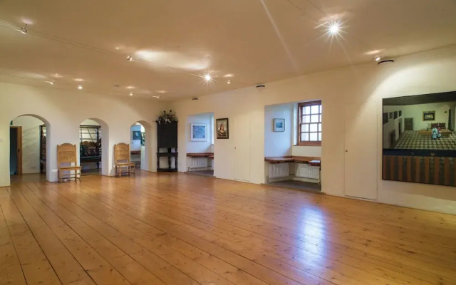 Historic 6-Bedrooms Castle Retreat