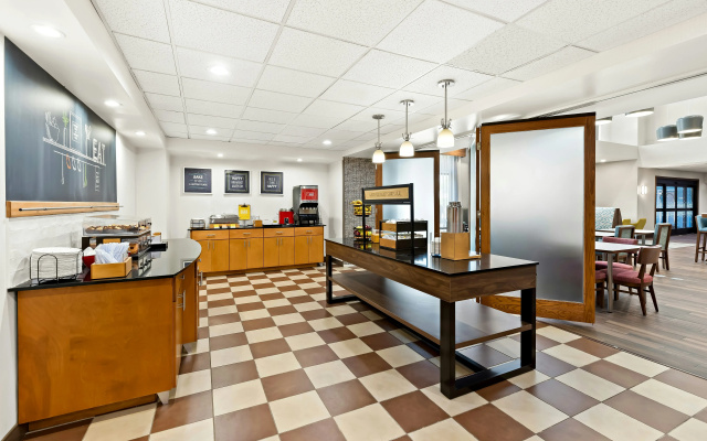 Hampton Inn & Suites Canton