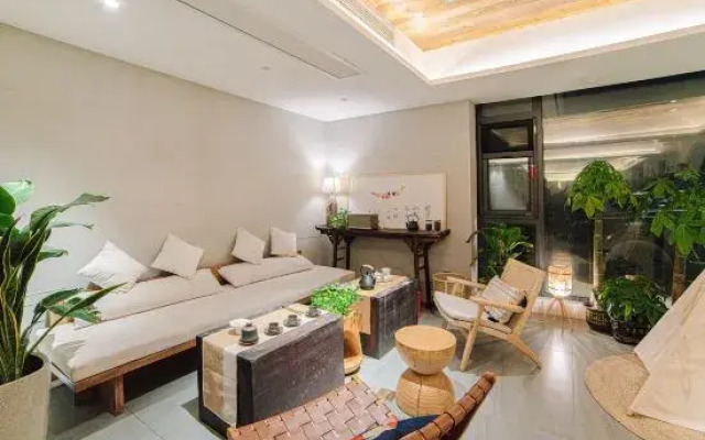 Yueliang Town Hotel
