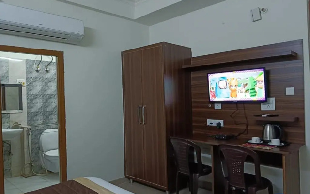 OYO 16721 Divine Hotel