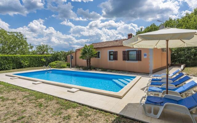 Holiday home Fragola with Outdoor Swimmingpool  in Tinjan