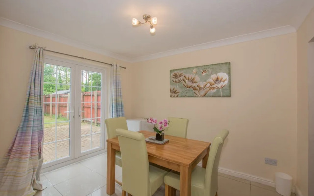 Modern 4 Bedroom Detached House in Cardiff