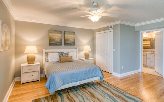 Beachfront Sapphire: Luxe 6 Bedroom Home