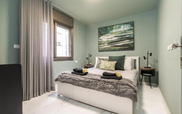 Renovated 2 BR with 2 BTH front Mamilla Mall