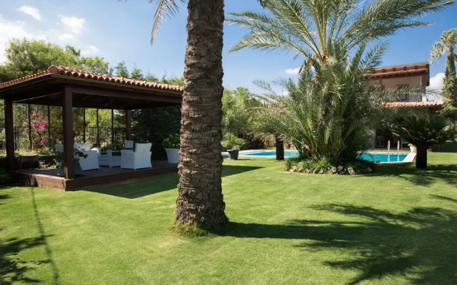 Important Group Villa Dream
