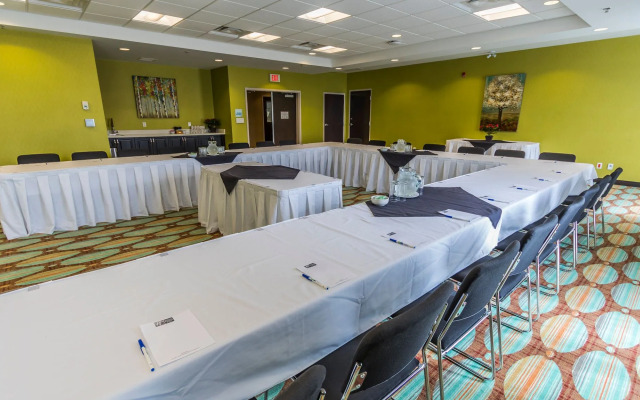Holiday Inn Express & Suites Thunder Bay by IHG