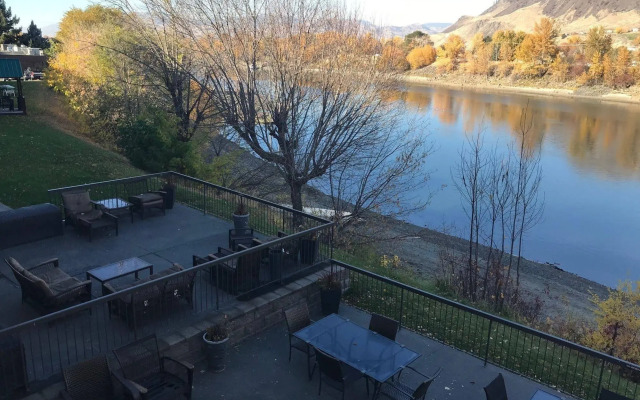 Riverland Inn & Suites