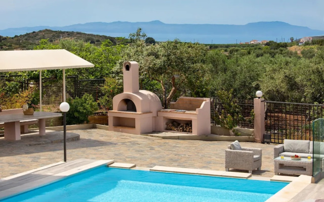 Villa Elihrisos-private Heated Pool Near the sea