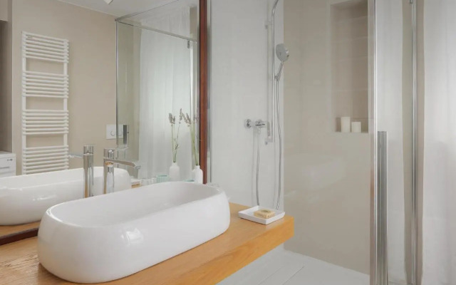elegant, cosy and quiet, just 1 min to amphiteatre
