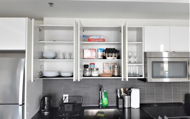 Luxury skyline condo in downtown FREE 24/7 parking
