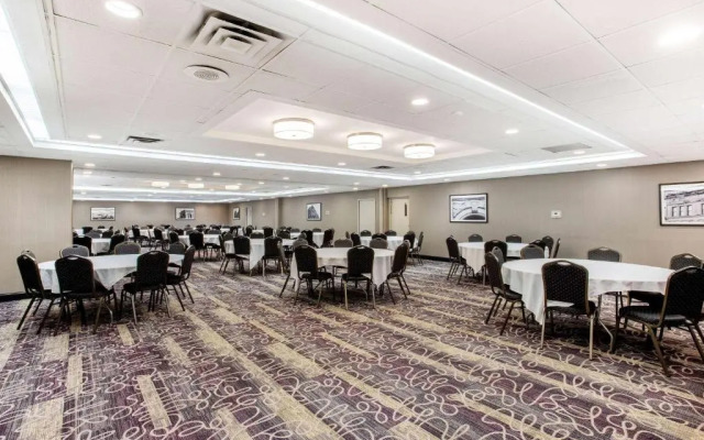 La Quinta Inn & Suites by Wyndham Indianapolis South