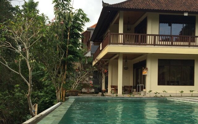 Raka Rai Bungalows