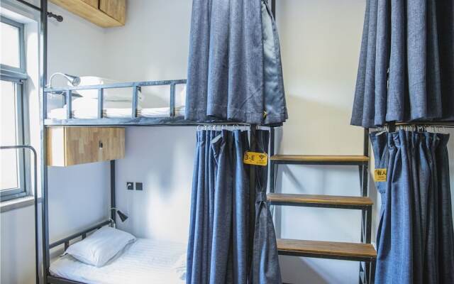 Zeako Youth Hostel