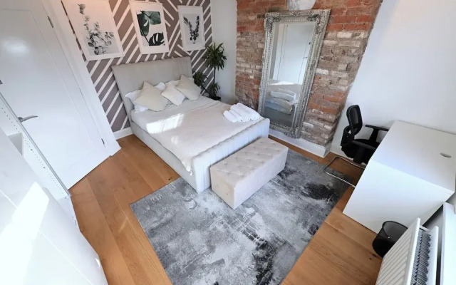 Close to Tube - Free Parking - Pet Friendly