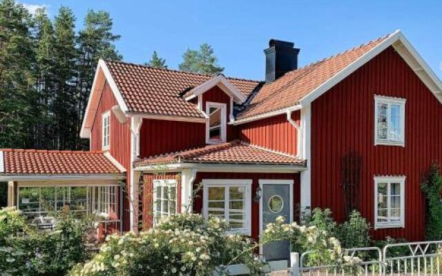 Three-Bedroom Holiday home in Gamleby 2