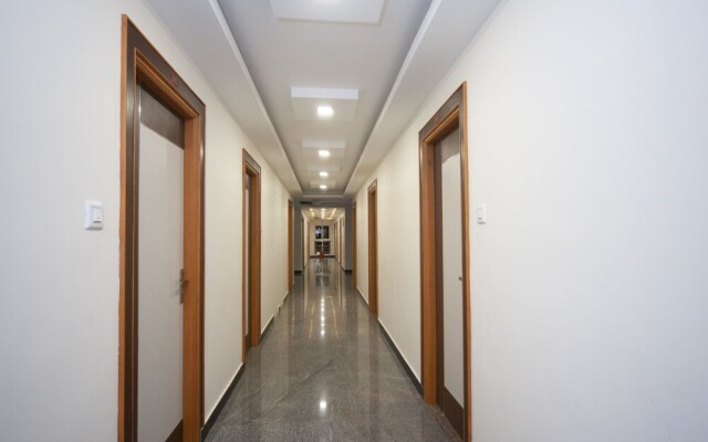 OYO 16595 Famous Residency