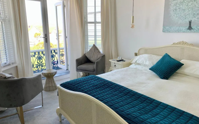 Lazy Waves Boutique B&B