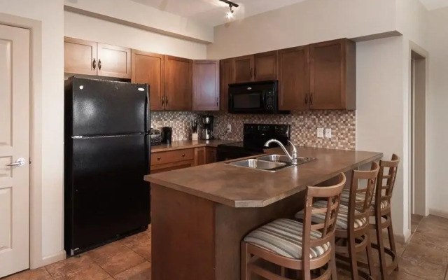 Corner Apartment with Lake View #518