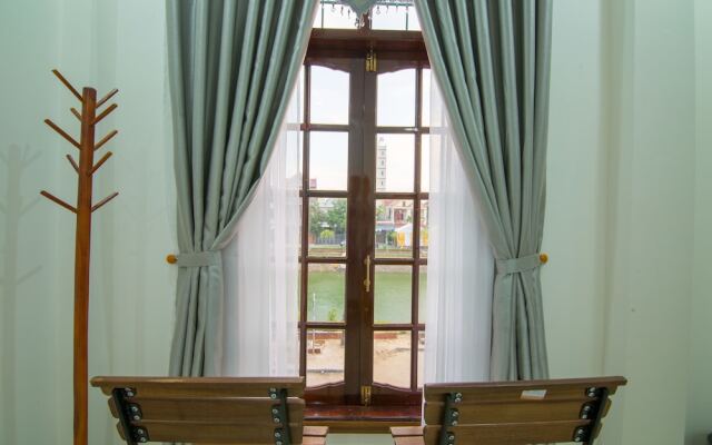 Au Lac Bar & Hostel